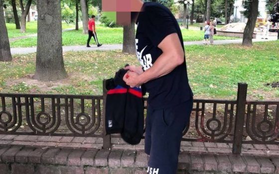 В Івано-Франківську затримали агресивного та нетверезого молодика у футболці з прапором РФ