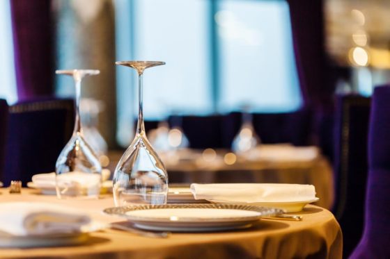 В Одесі на трирічну дитину в дитячій кімнаті ресторану впали скляні двері (відео)