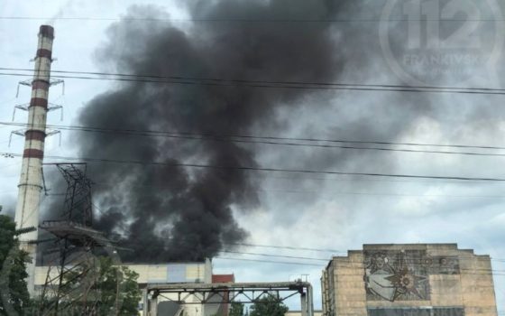 Здіймаються чорні клуби диму: на Бурштинській ТЕС в Івано-Франківській області виникла пожежа (фото)