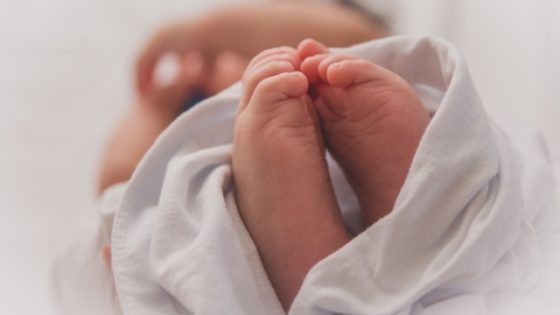 15-річна учениця не знала про вагітність і народила перед школою