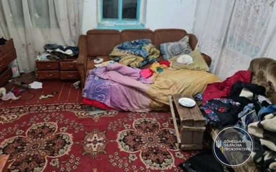 Братика і сестричку знайшли мертвими у скрині: стало відомо, чому батьки не одразу шукали дітей
