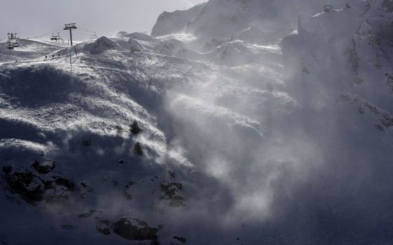 Дівчина була вже синьою: у Грузії під снігову лавину потрапило троє українців