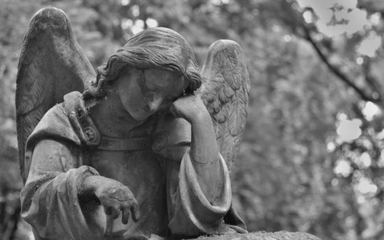 Хотів організувати похорон, а знайшов тіла: загадково померли мати та її двоє доньок