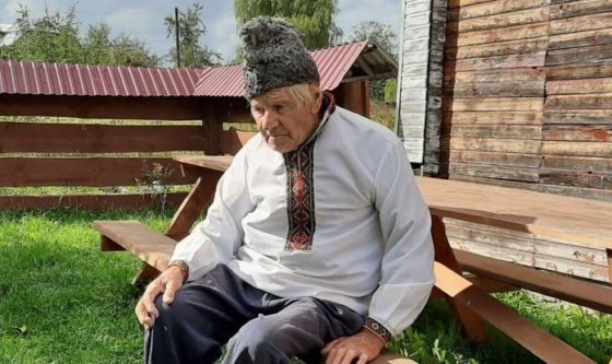 На Прикарпатті 96-річний чоловік доглядає столітній сад