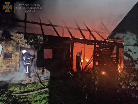 На Прикарпатті горіли три будинки, сміття і суха трава