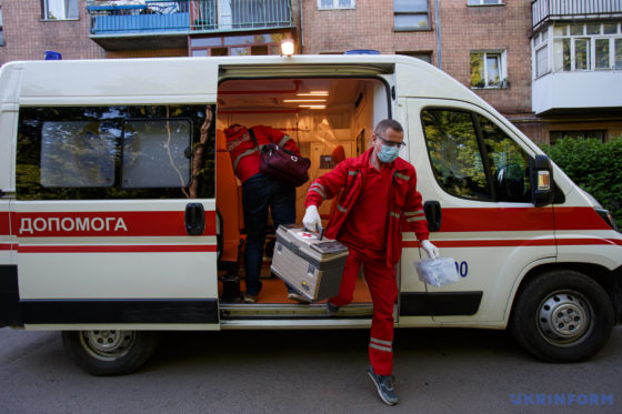 Не пропустили швидку: у Франківську серед вулиці помер чоловік, до якого не встигли приїхати медики