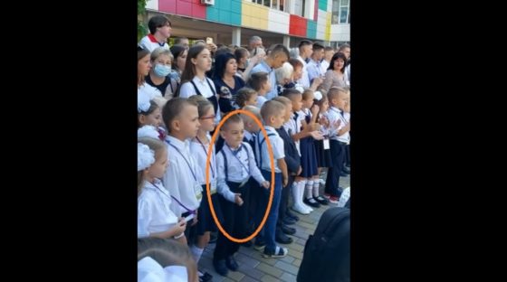 Першокласник з Дніпра, підірвав соцмережі: Прямо під час урочистої лінійки хлопчина не заважючи ні на що пішов у танок (Відео)