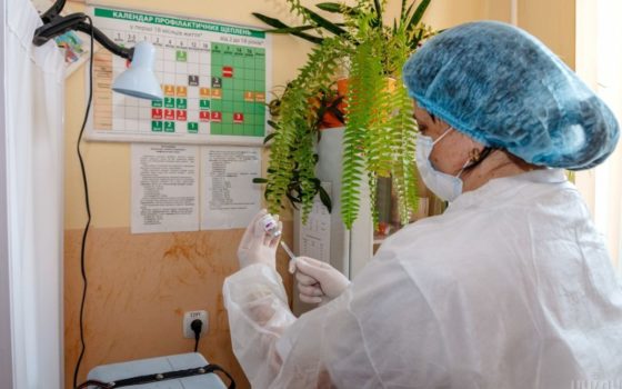 Після вакцинації болить поперек і температура піднімається до 39: лікарка розповіла, що робити