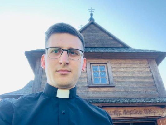 Про червону нитку і чи можна мити голову в неділю: Як священник з Франківщини у соцмережах розвінчує забобони (відео)
