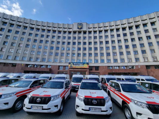 Прикарпатським медикам передали 29 спеціалізованих автомобілів