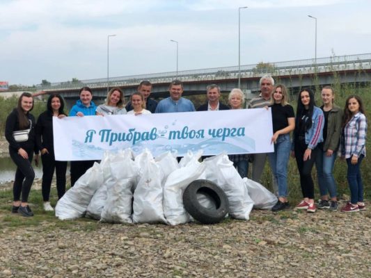 Прикарпатці очистили берег річки Бистриці Солотвинської від сміття