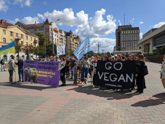 Тварини мають права: франківці вийшли на Всеукраїнський гуманний марш (ФОТО, ВІДЕО)