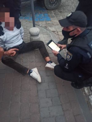 У Франківську п’яний агресивний чоловік кидався на перехожих і під машини