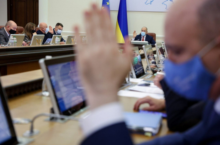 У Кабміні уточнили, коли вакцинація вiд COVID стане обов’язковою