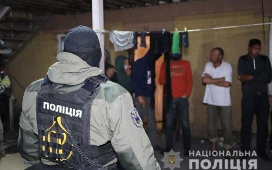 У рабстві тримали 120 людей: Працювали 16 годин на добу і їли зіпсовані продукти