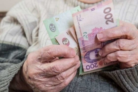 Українським пенсіонерам назвали дату щомісячних доплат: хто отримає по 500, 400 і 300 грн