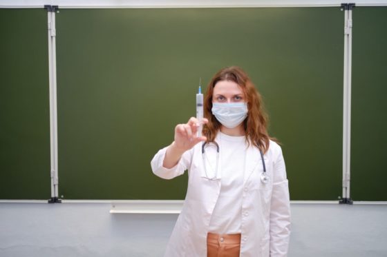 Вакцинація для освітян в Україні буде обов’язковою: рішення уряду