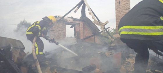 Згоріло все: вагітна жінка з маленькою дитиною залишилася без житла. Потрібна допомога небайдужих