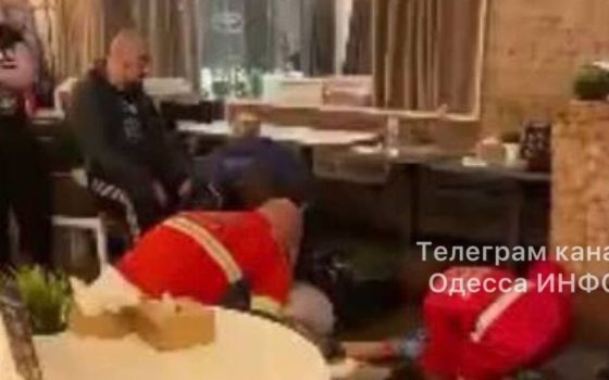Говорив по телефону і відключився: в кафе помер 17-річний підліток