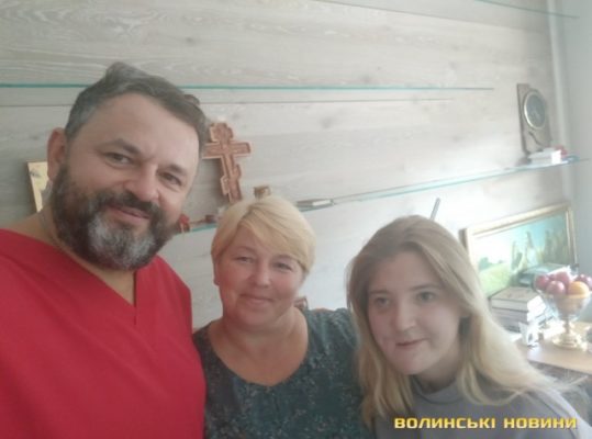 Хірург-священник безкоштовно прооперує понівечену в ДТП