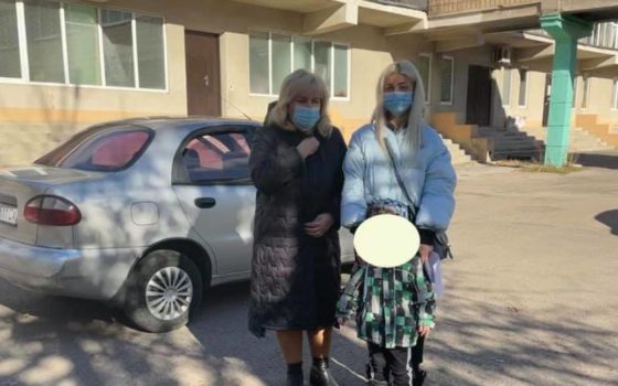 Мати в прямому ефірі в Instagram побила 4-річну дитину: хлопчика госпіталізували (фото)