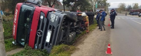 На Франківщині перевернулася вантажівка зі смолою. Травмувався водій (ФОТО)