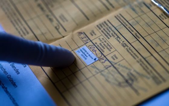 На Закарпатті вакцини від коронавірусу зливають у умивальник і беруть за це гроші