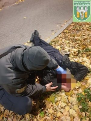 У Франківську поблизу вокзалу знайшли чоловіка без свідомості (ФОТО)
