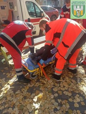 У Франківську виявилися чоловік без свідомості: рятували медики (ФОТО)