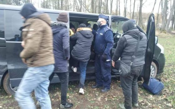 У Польщі двоє українців влаштували погоню з поліцією: Один пробіг 3 км, інший потрапив у ДТП