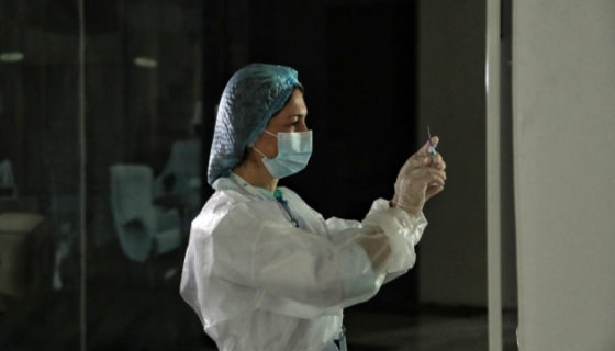 В Україні можуть дозволити щеплення бустерною дозою COVID-вакцини
