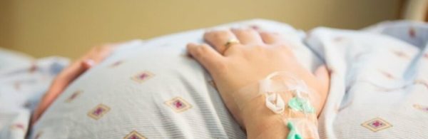 “Чорні легені, а поруч – ненароджене немовля”: медики приголомшені смертю від ковіду юної вагітної