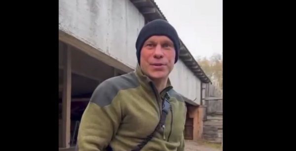 Нардеп від ОПЗЖ Кива на відео розстріляв портрет Бандери. Відео