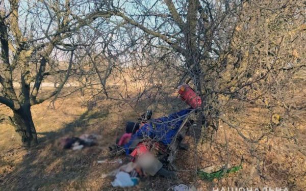 Нетверезий водій на мотоциклі з трьома дітьми у колясці потрапив у ДТП: загинула 4-річна дівчинка