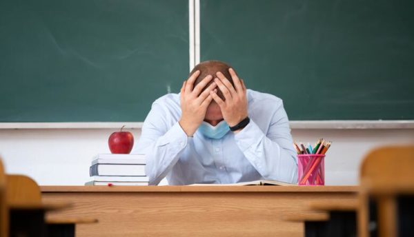 Педпрацівників, які не зробили COVID-щеплення, відсторонюватимуть від роботи вже з 8 листопада