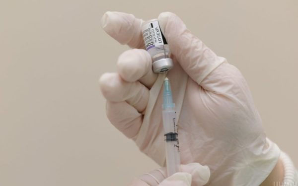 Pfizer, Moderna чи Johnson: яка з трьох вакцин від коронавірусу виявилася ефективнішою