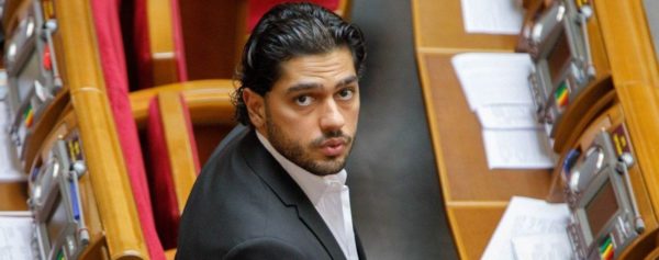 Показав середній палець Зеленському: нардепу Леросу вручили підозру за хуліганство у стінах Ради. Фото