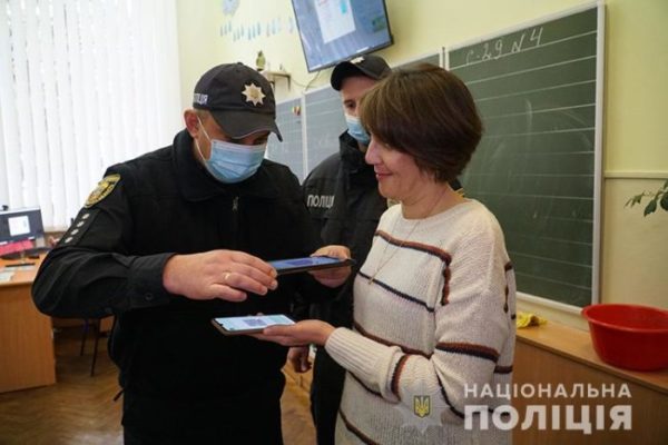 Поліцейські прийшли в школу для перевірки ковід-сертифікатів. Як вчителька з ними розквиталася (ВІДЕО)