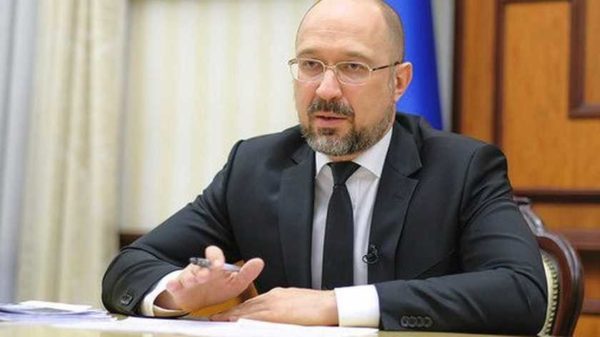 Школи повинні працювати очно, адже там відсторонили всіх невакцинованих працівників, – Шмигаль