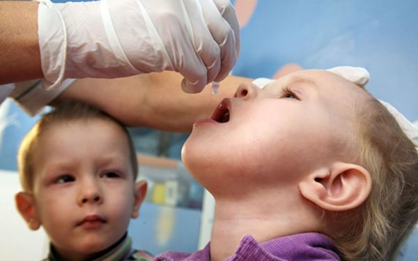 Температура 39 та паралізована нога: на Закарпатті в 12-річної дівчинки виявили поліомієліт, у ще 4 дітей – поліовірус
