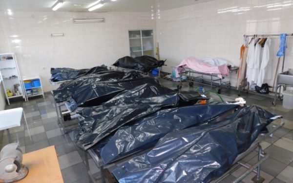 Тіла померлих від COVID-19 у чорних пакетах: у Полтаві показали моторошні кадри з моргу (фото 18+)