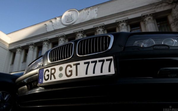 В Україні завершилося пільгове розмитнення іноземних авто: що очікує на тих, хто не встиг легалізувати “євробляху”