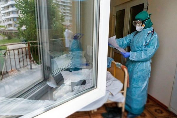 “Вакцинація проти COVID-19”: які побічні реакції є нормою, а коли потрібно викликати “швидку”