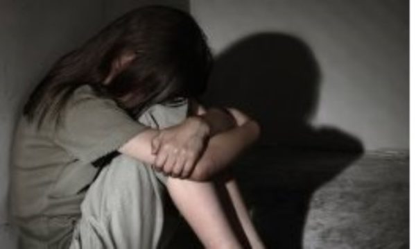 Батько 10 років ґвалтував трьох малолітніх дочок: справу передали до суду