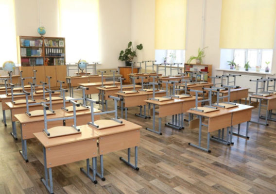 Чи повинні школярі перевертати стільці й класти на парту після уроків: батьки виступили проти правил дирекції