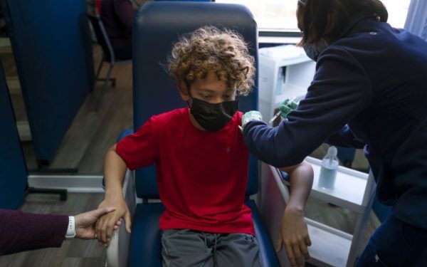 Дві дози COVID-вакцини Pfizer не забезпечують дітей від 2 до 5 років очікуваним рівнем захисту: дослідження