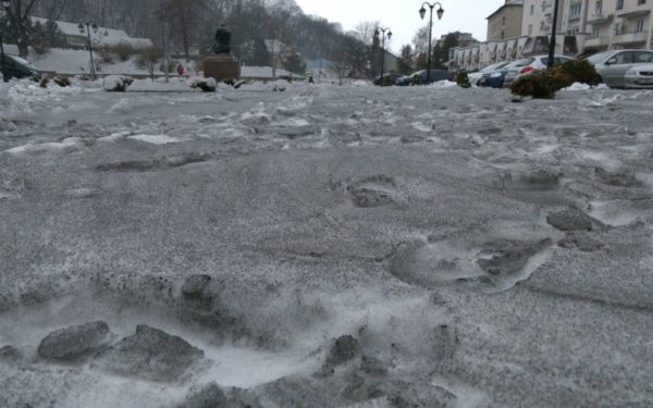 “Дим завжди вночі чорніший”: мешканці Галича, який вкрило чорним снігом, розповіли про порушення на сусідній ТЕС