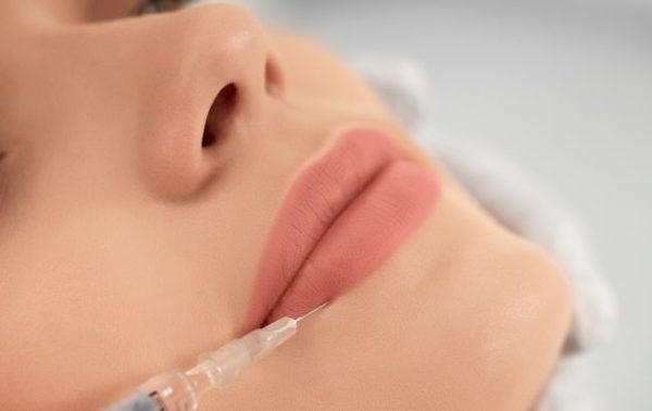 Хотіла збільшити губи: 14-річна школярка вколола собі масло і мало не втратила частину обличчя. Фото 18+