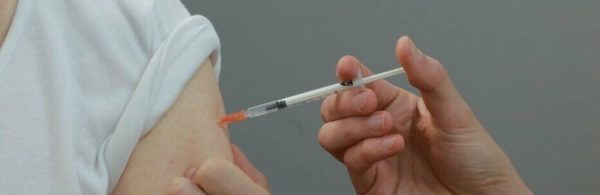 Курйозний випадок: 50-річний чоловік прийшов вакцинуватися із фальшивою силіконовою рукою