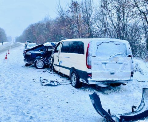 На Прикарпатті внаслідок зіткнення автомобілів загинули двоє людей